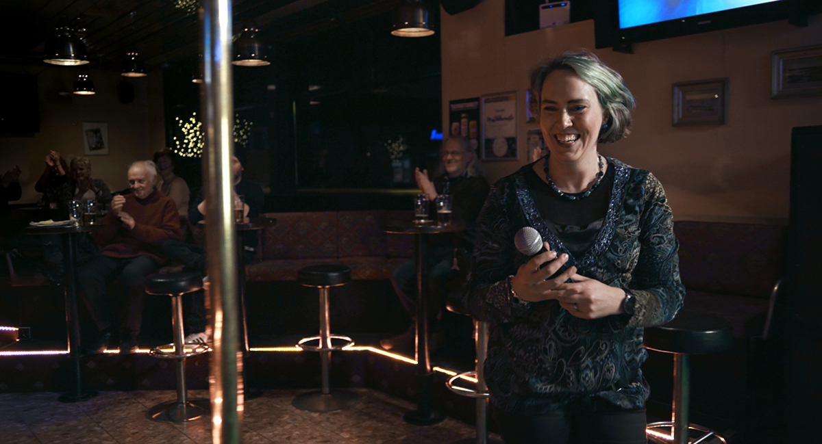 7_karaokeparatiisi_elina_laulaa_kuva_sari_aaltonen__karaokea____napafilms_copy