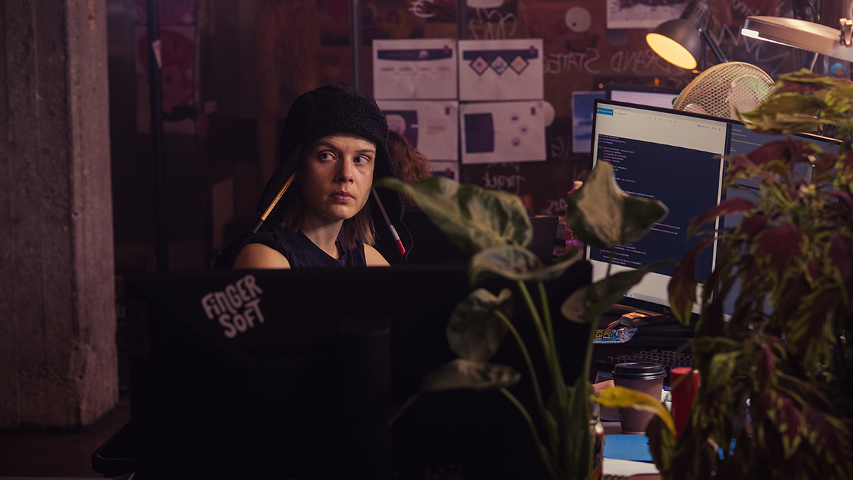 JÄRJETTÖMÄN-PASKA-IDEA_MOVIE-STILL_Kuvassa-Ripe-(Alina-TOMNIKOV)_Kuva-Ville-Juurikkala-©-Helsinki-filmi_web