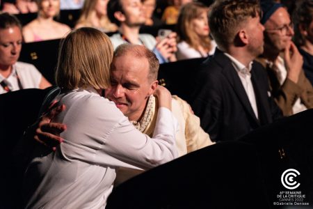 Näyttelijä Jarkko Lahti halaa tuottaja Emilia Haukkaa Metsurin tarinan ensi-illassa Cannesissa.