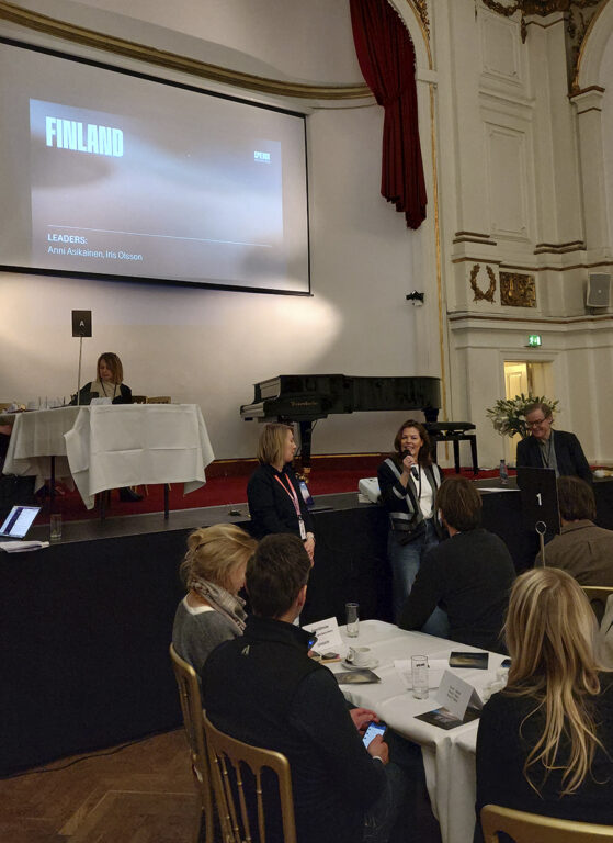 Elokuvasäätiön Anni Asikainen ja Iris Olsson esittelemässä Suomen delegaatiota.